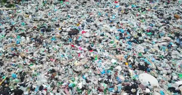 街の埋め立て地の警官からの銃撃だ 都市化の問題 廃棄物の処理と処分の必要性 環境に有害な廃棄物 生態系の汚染 — ストック動画