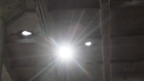 太陽光線はロケットの火から穴を通して輝きます ウクライナでの戦争の結果 希望の光 — ストック動画