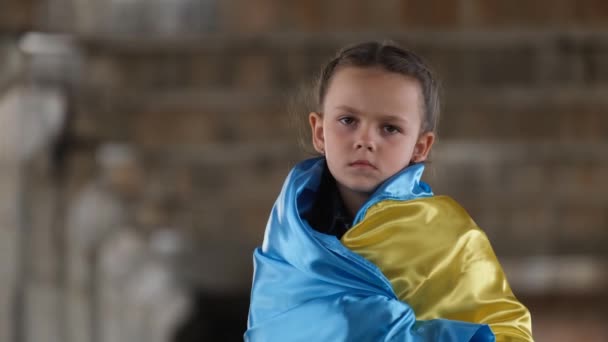 ウクライナの旗を持つ悲しい子供の肖像画 ウクライナから移住した子供たち ウクライナに対するロシアの侵略 — ストック動画