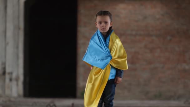 Расстроенный Ребенок Украинским Флагом Посреди Разрушенного Здания Российская Агрессия Война — стоковое видео