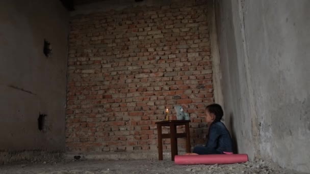Small Child Sits Basement Candle Rocket Attacks Ukrainian Cities Upset — Vídeo de Stock