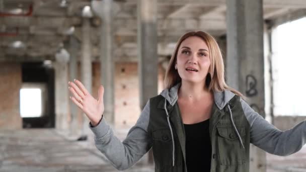 Μια Γυναίκα Από Την Ουκρανία Ικετεύει Για Βοήθεια Επιθέσεις Πυραύλων — Αρχείο Βίντεο
