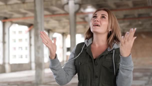 Женщина Украины Молится Богу Просит Помощи Война Украине Агрессия Террористической — стоковое видео