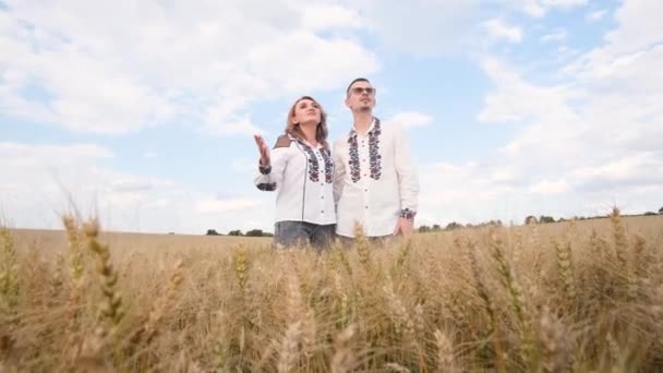 Ukrainian Couple Embroidered Dresses Sings Song Middle Wheat Field Ukrainian — Stockvideo