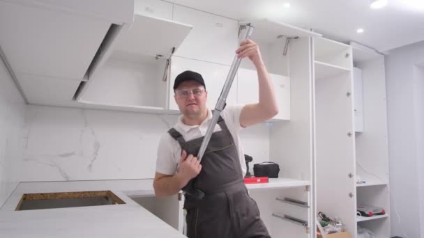 Young Man Pretending Play Guitar While Renovating Using Vacuum Cleaner — Stock video