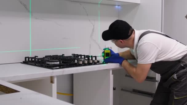 Master Installs Furniture Kitchen Room Using High Precision Construction Laser — Wideo stockowe