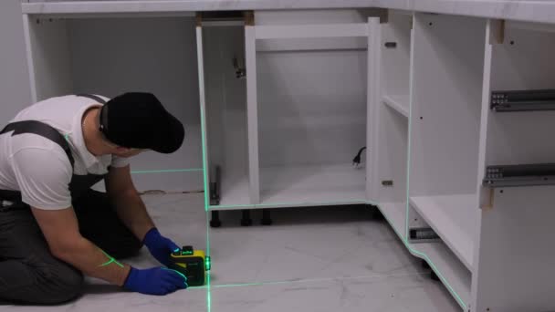 Professional Craftsman Install Furniture Kitchen Using High Precision Construction Laser — Vídeo de Stock