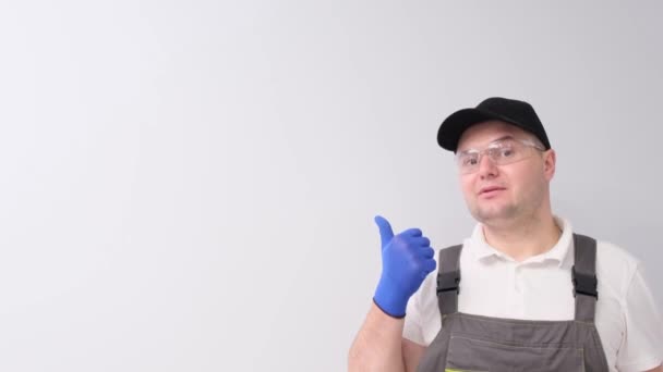Портрет Мужчины Специальной Строительной Одежде Показывающий Большой Палец Белом Фоне — стоковое видео