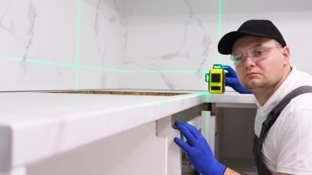 Worker Installs Furniture Kitchen Master Uses Electronic Laser Repair New — Vídeos de Stock