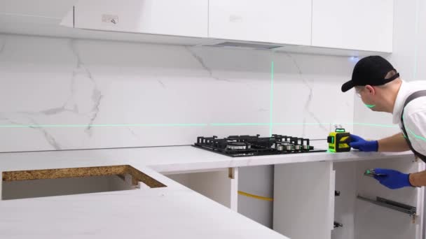 Service Technician Installs Gas Stove Kitchen Using Electronic Laser High — Video Stock