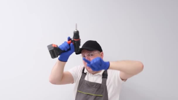 Happy Worker Drill Dancing Gray Background Handyman Holds Electric Drill — Stockvideo