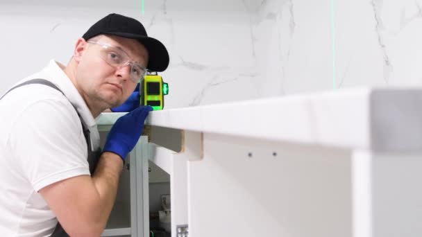 Installation Furniture Kitchen Master Uses Electronic Laser Level Repair House — Vídeos de Stock