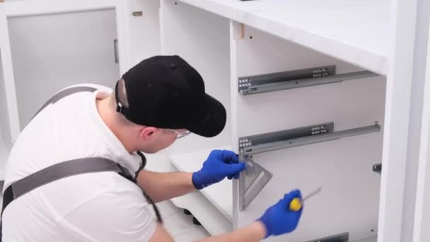 Man Installs Furniture Kitchen Screwdriver Repair Accessories House Concept Home — Vídeo de Stock