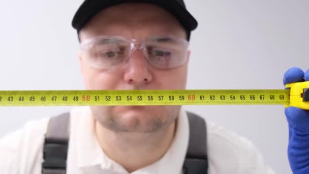 Portrait Man Holding Measuring Tape White Background Professional Furniture Installer — Vídeo de stock