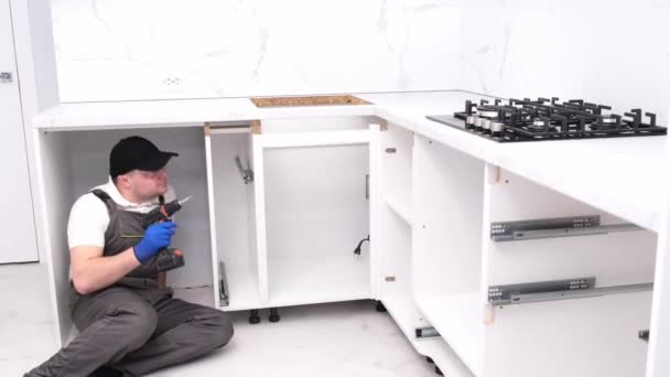 Male Repairman Assembles Furniture Using Electronic Screwdriver Professional Installation Furniture — Video Stock