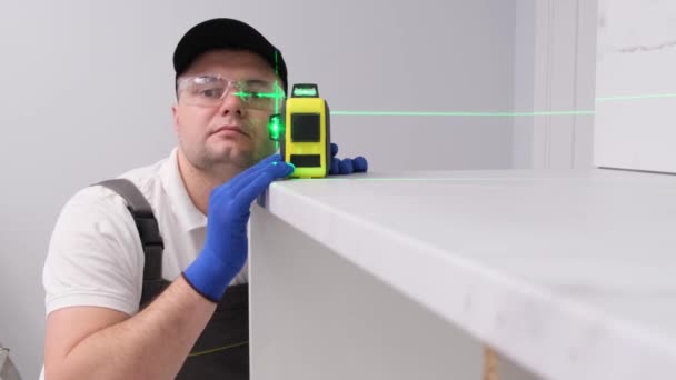 组装家具时使用电子激光的工人 将家具专业地安装在新房子里 4K视频 — 图库视频影像