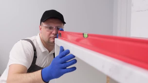 Furniture Worker Level Ruler Measuring Horizontal Surface White Cabinet High — Stockvideo