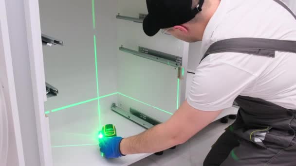 Installation Kitchen Accessories Using Construction Laser Professional Worker Video — Video Stock