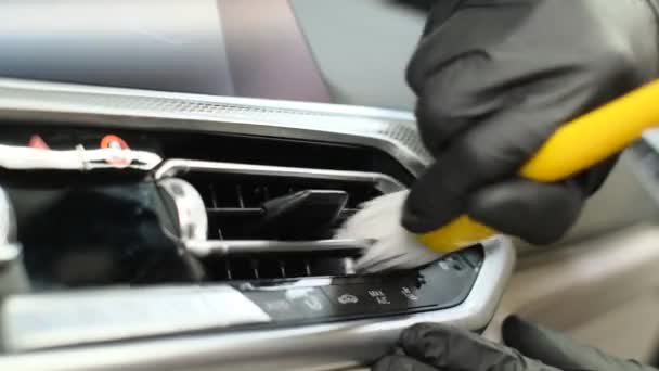 Πλένετε Εσωτερικό Του Αυτοκινήτου Ειδικό Μαλακό Πινέλο Για Τον Καθαρισμό — Αρχείο Βίντεο