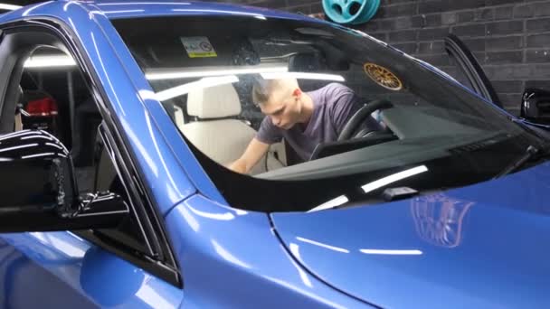 一个汽车维修工用化学品洗车 现代汽车内部清洁 4K视频 — 图库视频影像