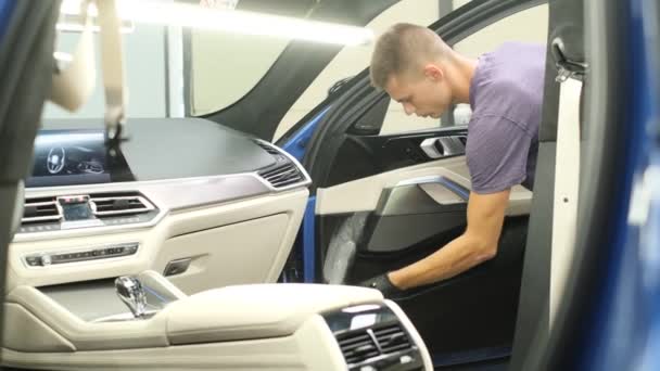 专业洗车 用微型纤维清洁仪表盘 汽车干洗 4K视频 — 图库视频影像