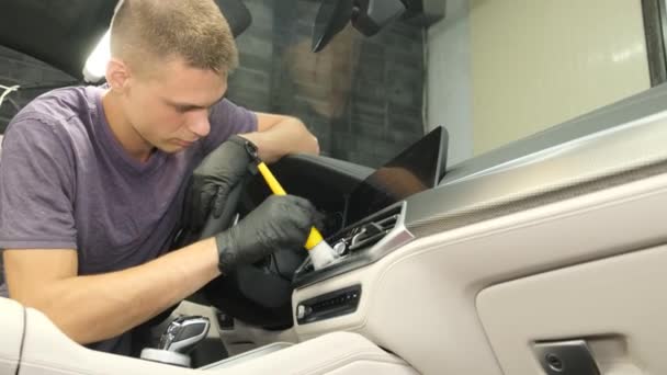 Молодой Работник Автомойки Моет Машину Внутри Протирает Панель Приборов Специальной — стоковое видео