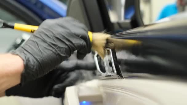 Ένας Υπάλληλος Πλυντηρίου Αυτοκινήτων Πλένει Ένα Αυτοκίνητο Χημικά Μοντέρνο Εσωτερικό — Αρχείο Βίντεο