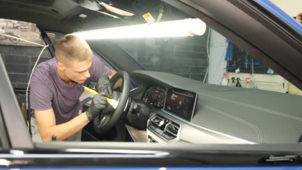专业洗车 用微型纤维清洁仪表盘 汽车干洗 4K视频 — 图库视频影像