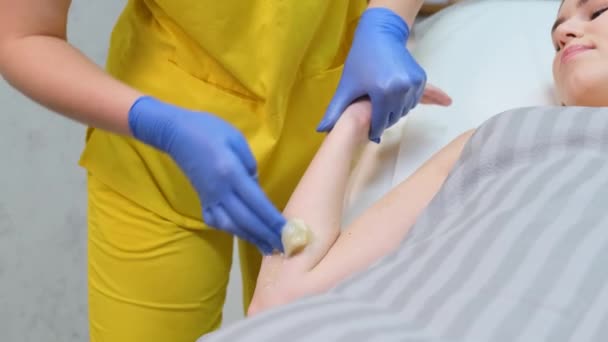 女性の手からの痛みを伴う脱毛 女性用美容室 女の子の体のワックス 4Kビデオ — ストック動画