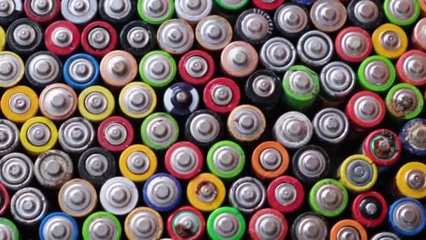 放電されたAa電池は均等に積層されます 指電池 環境への利点と危険性 — ストック動画