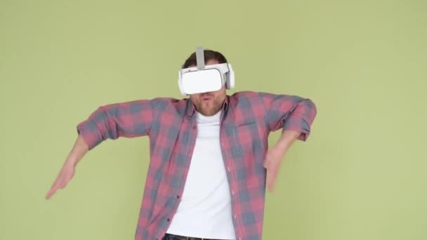 Young Guy Dances Virtual Reality Glasses Rhythmic Movements Modern Vision — Stockvideo