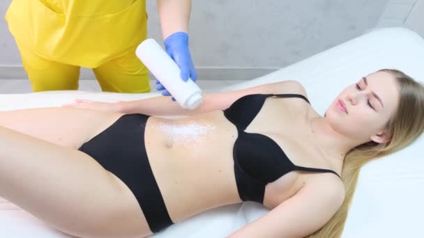 Beauty Salon Removing Hair Womans Body Beautician Works Female Client — Vídeo de stock