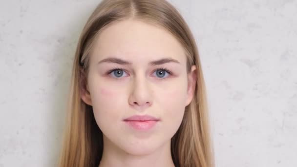Привлекательная Европейская Девочка Подросток Улыбается Камеру Красивая Модель Подросток Выпрямила — стоковое видео