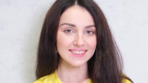 Portrait Young Positive Brunette Open Eyes Looking Camera Smiling Smiling — Stockvideo