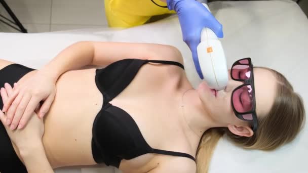 Laser Removal Facial Hair Women Cosmetologist Performs Hardware Laser Hair — Αρχείο Βίντεο