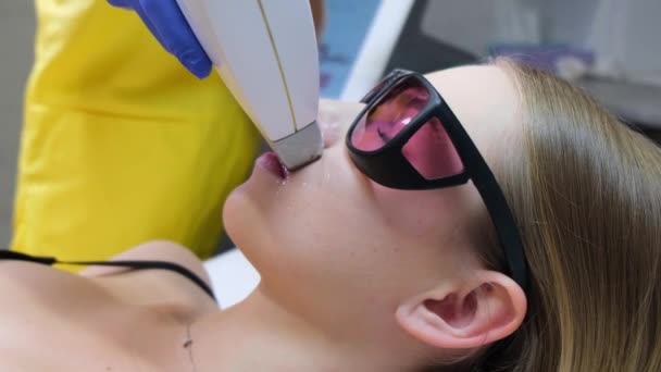 Профессиональный Косметолог Проводит Лазерную Эпиляцию Удалить Лишние Волосы Молодого Пациента — стоковое видео