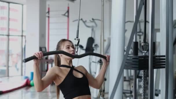 Постійні Жінки Роблять Тренування Симуляторі Спортсменка Тренує Язи Витягнувши Себе — стокове відео