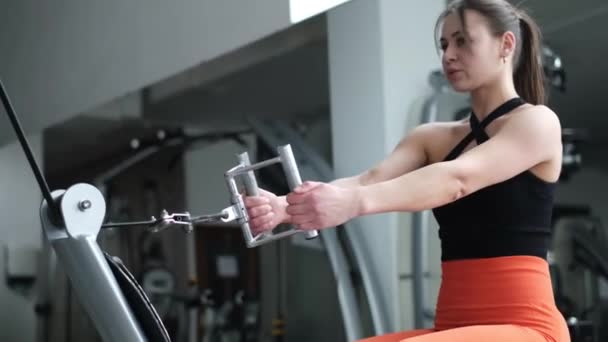 Strong Muscular Athletic Girl Trains Her Back Muscles Horizontal Simulator — Wideo stockowe