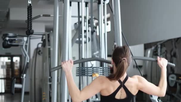 Persistent Woman Doing Workout Simulator Brunette Black Top Trains Muscles — Vídeo de Stock