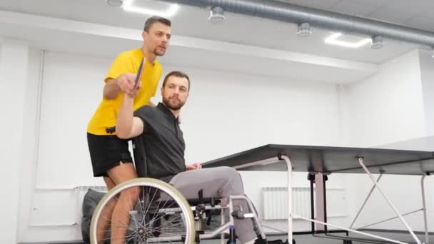 Young Man Wheelchair Trains Professional Coach Ping Pong Table Tennis — Vídeo de Stock