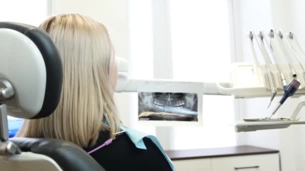 Satisfied Smiling Female Patient Dental Chair Ray Tooth Ray Oral — Vídeo de Stock