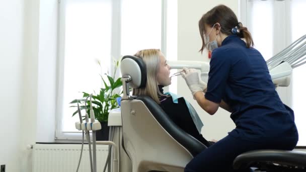 歯科事務所での歯科治療中に歯科医とクライアント 口腔ケア 歯科治療の近代的な方法 — ストック動画