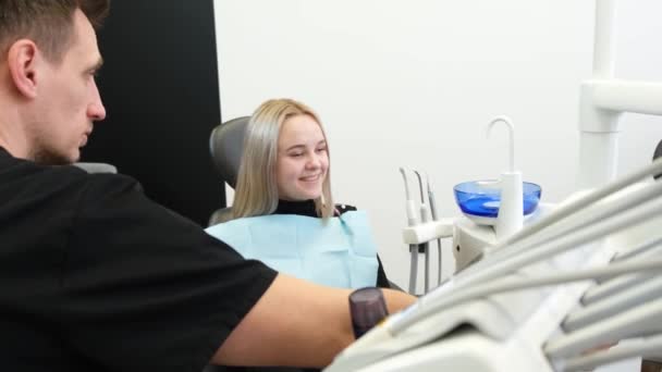 Консультація Стоматолога Пацієнта Стоматологічному Кріслі Своєчасне Лікування Зубів — стокове відео