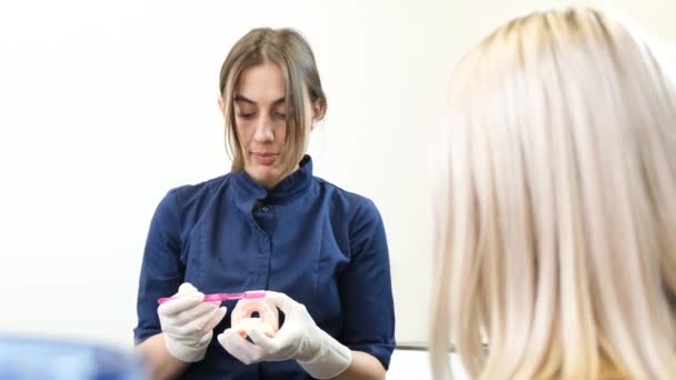 Professional Dentist Shows Female Patient How Properly Brush Her Teeth — Vídeos de Stock