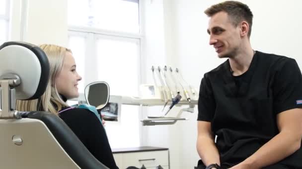 Позитивний Усміхнений Стоматолог Пацієнт Стоматологічній Клініці Здорові Зуби Зцілені Зуби — стокове відео