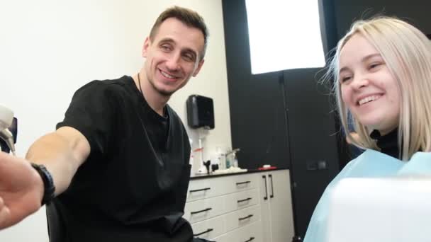 歯科医と女性患者の相談 歯の椅子に 歯のタイムリーな治療 — ストック動画
