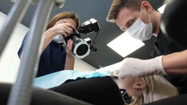 Dentist Treats Teeth Female Patient Using Modern Techniques Doctors Assistant — Αρχείο Βίντεο