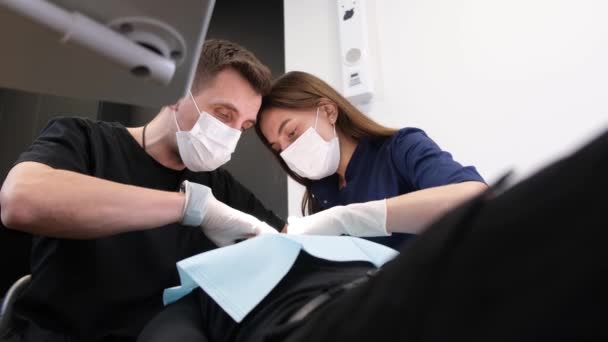 Процес Стоматологічного Лікування Чоловічий Стоматолог Асистент Лікують Зуби Допомогою Сучасних — стокове відео