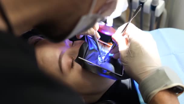Dental Treatment Process Male Dentist Assistant Treat Teeth Using Modern — Video Stock