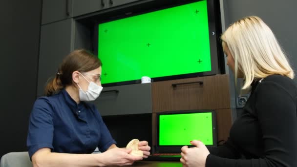 Hospital Female Doctor Shows Green Chroma Key Screen Patient Women — Vídeos de Stock